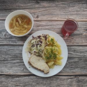 Zdjęcie przedstawia Dietę z ograniczeniem łatwoprzyswajalnych węglowodanów: Jarzynowa z makaronem Ziemniaki młode z koperkiem gotowane Bitka schabowa duszona Sos własny Surówka wykwintna z olejem Kompot owocowy